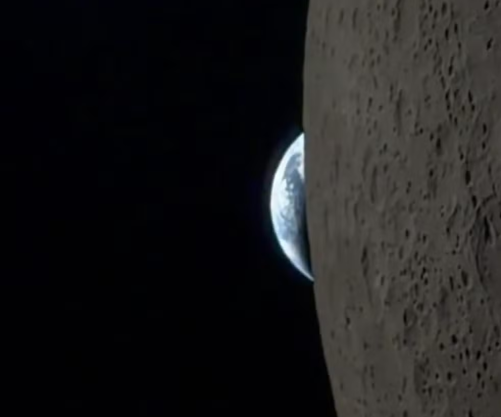 Astronauta da Artemis II filmou 'pôr da Terra' atrás da Lua com celular
